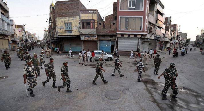 राम रहीम को दोषी करार दिए जाने के बाद से सिरसा में कर्फ्यू लगा हुआ था जिसमें अब ढील दी गई है. हरियाणा सरकार ने सिरसा में आज सुबह सात से शाम सात बजे तक कर्फ्यू में ढील दी है. बता दें कि सिरसा राम रहीम का गढ़ माना जाता है.