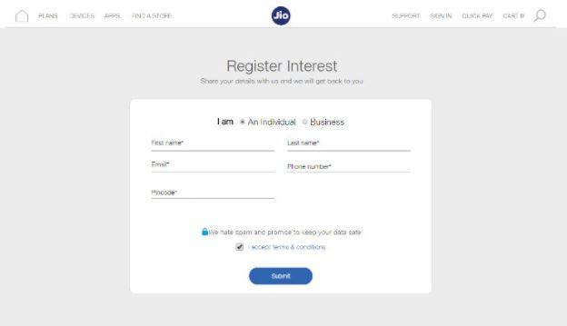 आलम ये है कि इसे खरीदने कि चाह रखने वालों कि लम्बी लिस्ट के कारण अब जिओ कि वेबसाइट पर प्री -बुकिंग्स के ऑप्शन को हटा दिया गया है और केवल फोन को रजिस्टर करने का ऑप्शन ही बचा है.