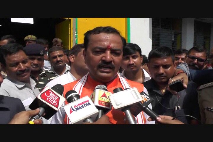 केंद्रीय मंत्री डॉक्टर संजीव बालियान के कार्यक्रम में बिजली गुल होने और यूपी के कैबिनेट मंत्री सिद्धार्थनाथ सिंह के घर की छत से पानी टपकने का वीडियो वायरल करने के मामले में योगी सरकार बैकफुट पर आ गई है और उसे जवाब देते नहीं बन रहा है. इस बारे में सूबे के डिप्टी सीएम केशव प्रसाद मौर्य से जब सवाल किया गया तो उन्होंने साफ़ तौर पर कहा कि बीच कार्यक्रम बिजली चला जाना कोई हैरानी वाली बात नहीं है. किसी तकनीकी खामी की वजह से बिजली चली जाती है. केशव मौर्य के मुताबिक़ देश में जिस भी राज्य में बीजेपी (भारतीय जनता पार्टी) की सरकारें हैं, वहां चौबीसों घंटे बिजली आती है.