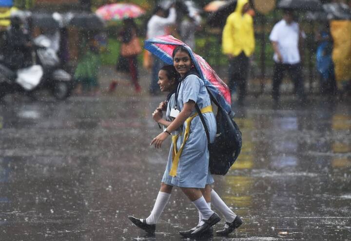 मुंबई में तीनों रेलवे लाइनों सेंट्रल, हार्बर और वेस्टर्न पर लोकल ट्रेन रुक गई हैं और यहां आने-जाने वाली ट्रेने सुबह से ही देरी से चल रही थीं. सीएम देवेन्द्र फडणवीस ने लोगों से अपील की है कि जरूरत पड़ने पर ही घरों से बाहर निकलें. जो ट्रैफिक एडवाइजरी जारी की गई हैं लोग उनका पालन करें.