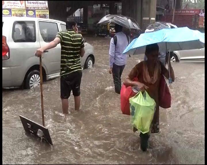 मुंबई आने-जाने वाली सभी फ्लाइट्स भी देरी से चल रही हैं. एयर इंडिया के प्रवक्ता धनंजय कुमार ने इस बात की जानकारी दी है कि मुंबई आने-जाने वाली उड़ानों में 30 मिनट से ज्यादा की देरी देखी जा रही है.