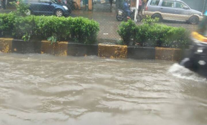 मौसम विज्ञान केंद्र कोलाबा ने अगले 24 घंटों तक लगातार बारिश होने की उम्मीद जताई है. वेस्टर्न लाइन पर लोकल ट्रेनों की आवाजाही ठप हो गई है और और सड़कों पर पानी भरने के चलते कई जगह ट्रैफिक जाम की स्थिति है. फिलहाल पूरे महाराष्ट्र में बारिश की चेतावनी जारी की गई है. महाराष्ट्र के साथ-साथ गुजरात, मध्यप्रदेश और कोंकण में भी भारी वर्षा हो रही है.