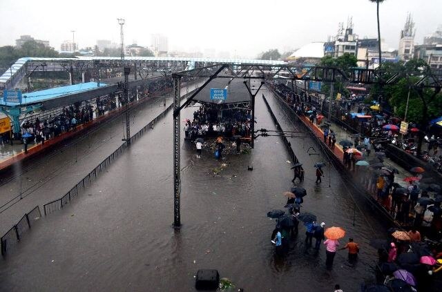 Mumbai Rain: तंज कसने वाले को बिग बी ने दिया जवाब- मत बताओं तुम मेरी कमजोरियों को...