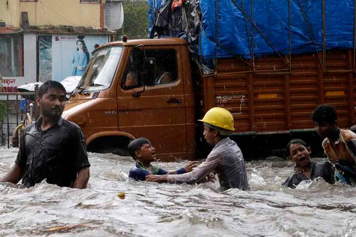 इसी को देखते हुए मुंबई में आज स्कूल और कॉलेज बंद कर दिए गए हैं. स्थिति पर नजर रखी जा रही है और नौसेना को सतर्क किया गया है.