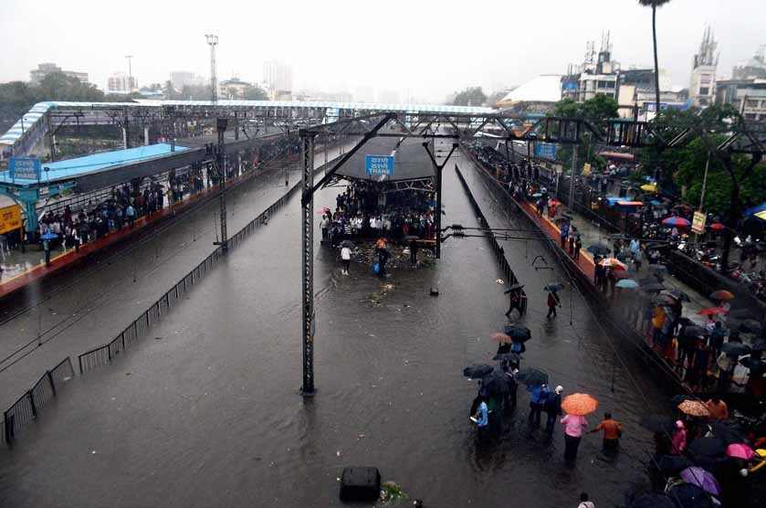 मुंबई: बारिश रुकी लेकिन मुसीबत बरकरार, सेंट्रल-हार्बर लाइन पर फिर लोकल ठप्प, जानें- 10 अपडेट्स