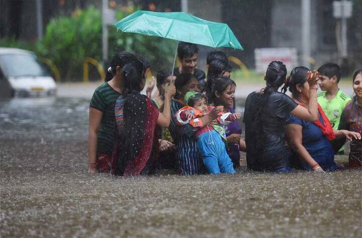 मौसम विभाग का कहना है कि अगले 24 घंटे में भीषण बारिश होगी.