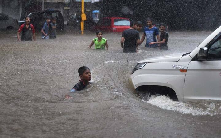 खराब हालात को देखते हुए बीएमसी ने अपने सारे कर्मचारियों की छुट्टियां रद्द की. सबको काम पर लौटने को कहा.
