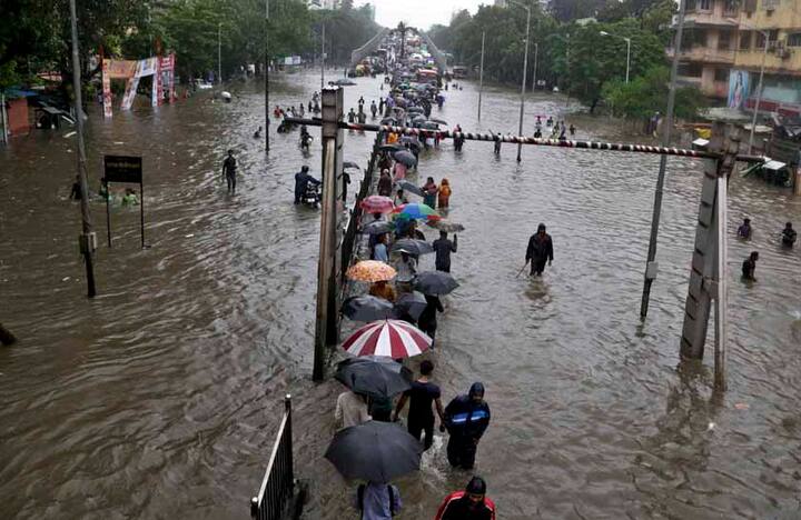लगातार हो रही भारी बारिश और तेज हवाओं ने मुंबई की रफ्तार पर ब्रेक लगा दिया है. हमेशा दौड़ने भागने वाली मुंबई ठप्प पड़ गई है. महानगर में रेल, सड़क सेवाएं बंद हैं. शहर के स्टेशनों पर अब भी लाखों यात्री फंसे हुए हैं. जगह जगह पेड़ उखड़े हैं, घरों में पानी भर गया है. आगे आपको तस्वीरों के जरिए दिखाते हैं कि बारिश की वजह से मुंबई में कैसे हाहाकार मचा है.