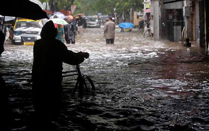 इस बारिश की वजह से मुंबई में हाहाकार मचा है. कल दिन भर हुई बारिश से पूरा मुंबई समंदर में तब्दील हो गया. 