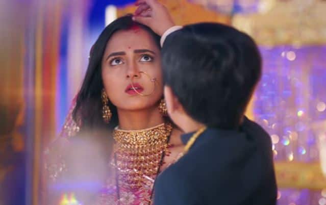 बता दें कि यह सीरियल में ऐसी कहानी को दिखाया गया है जिसमें 9 साल का एक लड़का एक 18 साल की लड़की से शादी कर लेता है. सीरियल की कहानी में जो शादी होती हैं, वह न तो प्यार के चलते होती है न ही किसी समझौते के चलते बल्कि वह उस लड़की के जरिए उस लड़के के पिता को मरते समय दिए गए वचन के जरिए होती है. इसके बाद शो में दोनों के हनीमून पर जाने की कहानी को भी दिखाया गया था जिसकी वजह से शो का विरोध पहले से भी तेज हो गया था.