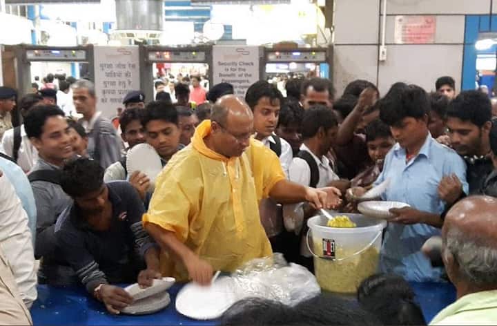 मुंबई में लाल बाग के राजा के पंडाल में मौजूद लोगों के लिए खाने का इंतजाम किया गया है.