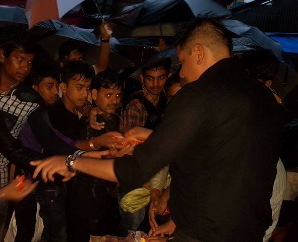 बारिश में जगह-जगह फंसे लोगों के लिए नेवी आगे आई. नेवी ने कई जगहों पर अपने सेंटर लगा लोगों को मदद मुहैया कराई.