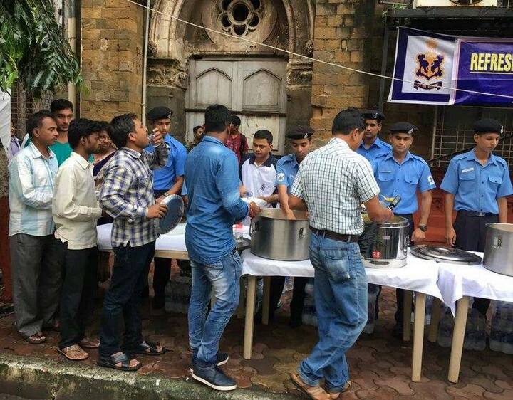 भारी बारिश की मार से जूझ रही मुंबई को उस समय सहारा मिला जब दक्षिणी मुंबई में नौसेना ने इस मुश्किल समय में लोगों की मदद की.