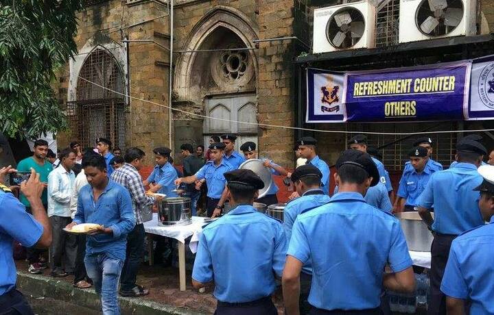 इसी भारी बारिश के चलते लोग सड़कों पर ही फंस गये थे.