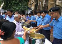 बारि‍श से बेबस मुंबई, लोगों ने घरों से निकलकर ऐसे की मदद!