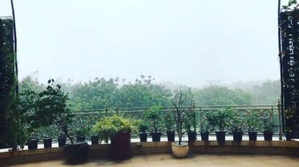 बॉलीवुड अदाकारा प्रियंका चोपड़ा ने सोशल मीडिया पर बारिश की फोटो शेयर करते हुए लोगों को सुरक्षित रहने के लिए कहा.फोटोः इंस्टाग्राम/ट्विटर 