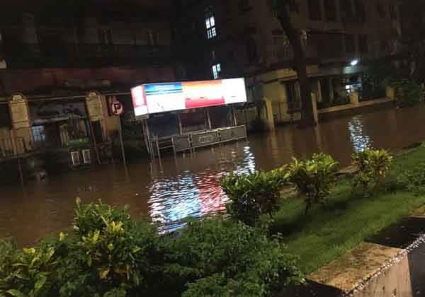 मंगलवार को हुई मूसलाधार बारिश ने मुंबई के नक्शे को बदल कर रख दिया. रेलवे स्टेशन, बाजार, सड़के हर जगह सब पानी-पानी हो गया. तस्वीर में दिख रही सड़क पर जहां आम दिनों में काफी भीड़-भाड़ रहती थी. मंगलवार को सड़क पर पानी भर जाने के कारण सन्नाटा हो गया. 