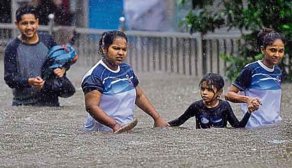 एक जगह से दूसरी जगह जाने के लिए लोग पानी में चलने के लिए मजबूर थे.