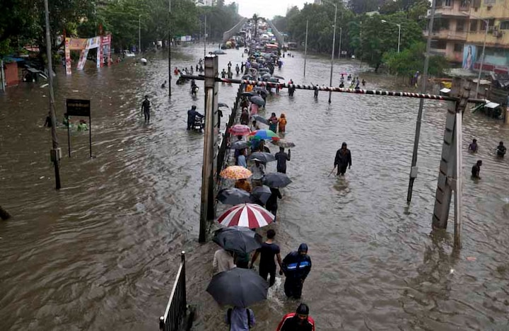Mumbai Rain Latest Updates मुंबई: बारिश रुकी लेकिन मुसीबत बरकरार, सेंट्रल-हार्बर लाइन पर फिर लोकल ठप्प, जानें- 10 अपडेट्स