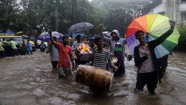 गणेश उत्सव के मौसम में हुई इस बरसात ने शहर की रफ्तार तो थाम दी पर ये बरसात भक्तों का उत्साह नहीं रोक पाई. भक्त गाजे-बाजे के साथ हर तरफ भरे पानी के बीच बप्पा को विसर्जन के लिए ले गए.