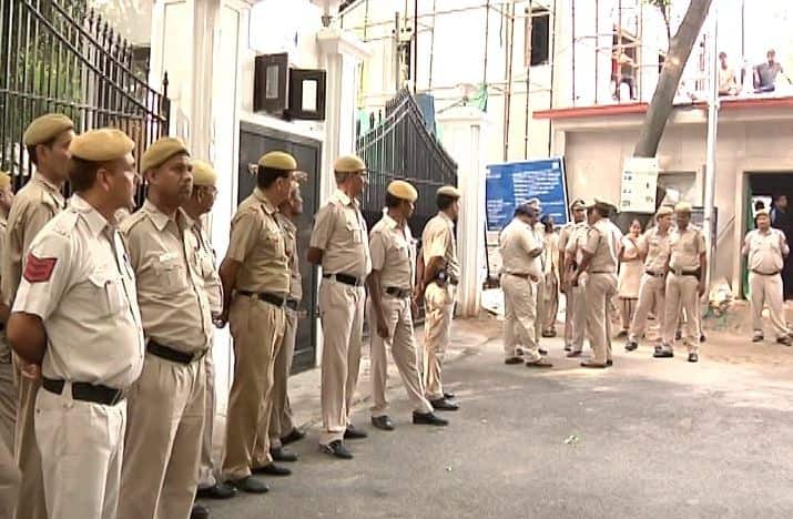 दिल्ली: LG हाउस में AAP विधायकों का हंगामा,  मोहल्ला क्लीनिक की फाइल मंजूर करने की मांग