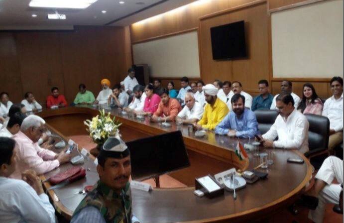 Delhi Aap Mlas Protest Inside L G Office Demand Approval Of Mohalla Clinic Project दिल्ली: LG हाउस में AAP विधायकों का हंगामा,  मोहल्ला क्लीनिक की फाइल मंजूर करने की मांग