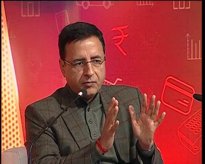  कांग्रेस के मुख्य प्रवक्ता रणदीप सुरजेवाला ने प्रधानमंत्री नरेंद्र मोदी से माफी मांगने की मांग करते हुए कहा कि नोटबंदी से न केवल आरबीआई की संस्थागत स्पष्टता के ऊपर धब्बा लगा है बल्कि विदेशों में भारत की विश्वसनीयता पर भी बट्टा लगा है.