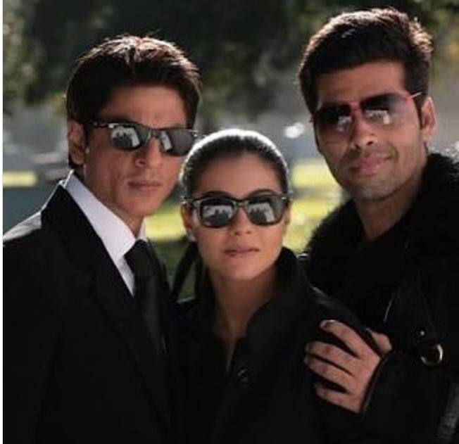यह तस्वीर 'माइ नेम इज खान' के सेट पर की हैं. इसमें करण जौहर के साथ काजोल और शाहरूख खान दिख रहे हैं. आपको बता दें कि 'माइ नेम इज खान का डायरेक्शन करण जौहर ने किया था.