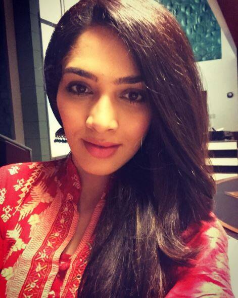 मीडिया से बात करते हुए रीतु ने कहा “ हां मैं शो का हिस्सा बनने जा रही हूं, यह एक बहुत ही रोचक किरदार होगा. मेरे आने से सीरियल में एक ट्विस्ट आएगा, बालाजी प्रोड्क्शन मेरे जिंदगा का अहम हिस्सा रहा है और मैं इस शो के साथ काम करने पर काफी खुश हूं. ”