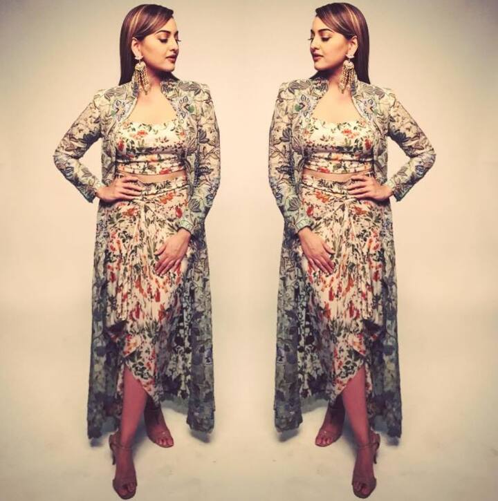 इंटरनेट पर सोनाक्षी का ये अंदाज काफी पसंद किया जा रहा है. सोनाक्षी की ये तस्वीरें इंस्टाग्राम से ली गई हैं.