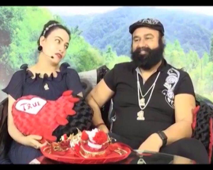 जिस तरह से यौन शोषण के लिए राम रहीम ने कोडवर्ड बना रखा था, उसी तरह उसके खास आदमियों ने भी राम रहीम के अंधभक्तों के लिए एक कोडवर्ड बनाया था. इस कोडवर्ड का नाम है ‘स्प्रे कर दो.’