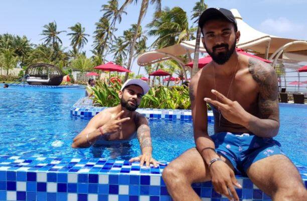 लेकिन अब क्रिकेट पूरी तरह से बदल चुका है, आज भारतीय टीम में विराट कोहली, हार्दिक पांड्या, शिखर धवन जैसे युवा सितारें हैं जो टैटू और अलग-अलग तरह के हेयरस्टाइल लवर हैं.