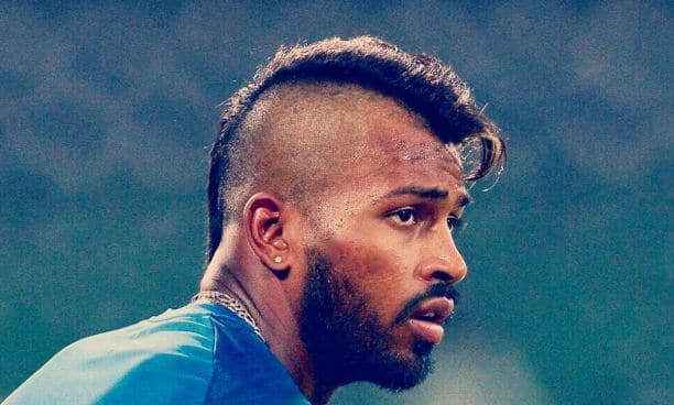 ये विषय चर्चा में फिर से तब आया, जब टीम इंडिया के ऑल-राउंडर हार्दिक पांड्या श्रीलंका के खिलाफ चौथे वनडे में एक नए हेयरस्टाइल के साथ नज़र आए.