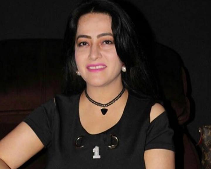 गायब होने की तैयारी में हनीप्रीत, भाग सकती है नेपाल! Lookout Notice Issued For Honeypreet As She Preparing To Leave Country गायब होने की तैयारी में हनीप्रीत, भाग सकती है नेपाल!