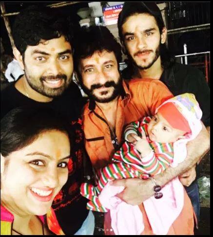  सौभाग्य से मंदिर में दीपिका के कुछ फैमिली फ्रेंड भी मिल गए जहां उन्होंने उनके साथ तस्वीरें क्लिक करवाईं.