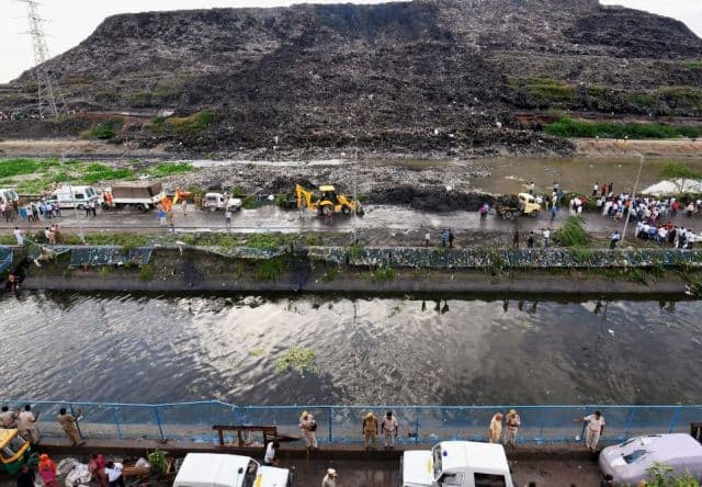 Delhi 2 Dead As Landfill Collapses In Ghazipur दिल्ली: गाजीपुर में कूड़े का पहाड़ गिरने से 2 की मौत, बड़ा सवाल- जिम्मेदार कौन?