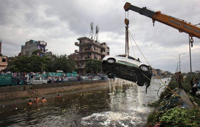 दिल्ली: गाजीपुर में कूड़े का पहाड़ गिरने से 2 की मौत, बड़ा सवाल- जिम्मेदार कौन?