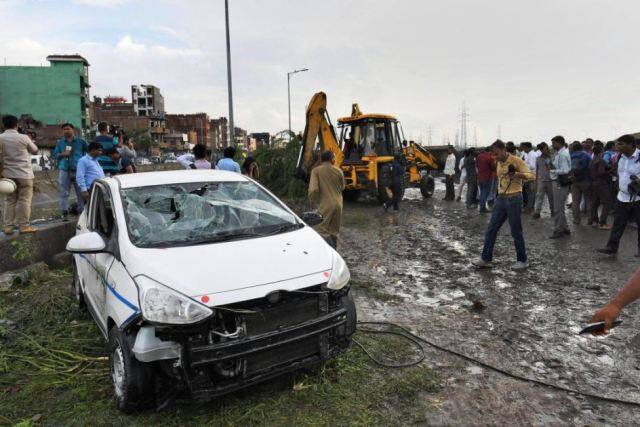 दिल्ली: गाजीपुर में कूड़े का पहाड़ गिरने से 2 की मौत, बड़ा सवाल- जिम्मेदार कौन?