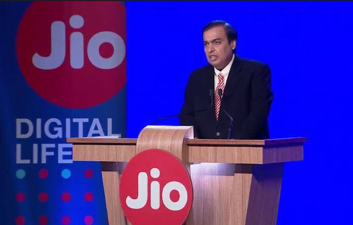 जब ये फोन कंपनी के आउटलेट तक पहुंचेंगे तो बुकिंग करने वाले कस्टमर्स को एक मैसेज मिलेगा. जिसमें ग्राहक को नजदीकी जियो स्टोर से फोन कलेक्ट करने की जानकारी दी जाएगी. ये डिवाइस कस्टमर अपने नजदीकी स्टोर से ले सकता है.