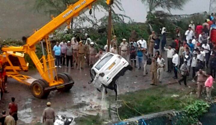 हादसे के बाद एनडीआरएफ और बचाव दल की टीम मौके पर पहुंची. पांच लोगों को समय रहते बचा लिया गया. मौके पर दिल्ली के मुख्यमंत्री अरविंद केजरीवाल और डिप्टी सीएम मनीष सिसोदिया भी पहुंचे. केजरीवाल ने यहां चश्मदीदों से बात की.
तस्वीरें: एएफपी/एपी/पीटीआई