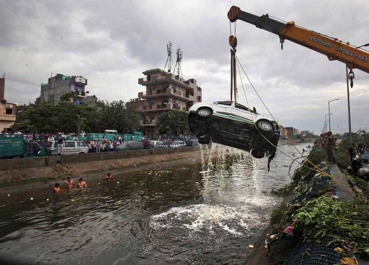दिल्ली और यूपी को जोड़ने वाले एनएच 24 के पास बना कूड़े का पहाड़ हमेशा विवादों में रहा है. नियमों के मुताबिक, डंपिंग ग्राउंड की ऊंचाई 20 मीटर से ऊपर नहीं होनी चाहिए. लेकिन ये 60 मीटर ऊंचा है. पिछले साल कूड़े के इस पहाड़ का मामला सुप्रीम कोर्ट पहुंचा था.
तस्वीरें: एएफपी/एपी/पीटीआई
