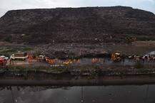  गाजीपुर: कूड़े का पहाड़ टूटकर गिरा तो ऐसा लगा कूड़े का तूफान आ गया हो, देखिए तस्वीरें