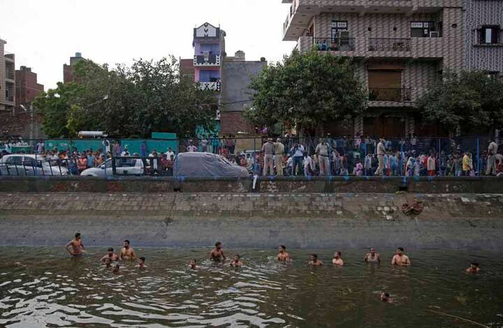 गाजीपुर में कूडे के पहाड़ पर सुप्रीम कोर्ट की ये टिप्पणी एक साल पुरानी है. अब कूड़े की ऊंचाई 60 मीटर तक पहुंच गई है. आपको बता दें कि इस डंपिंग ग्राउंड की जिम्मेदारी पूर्वी एमसीडी की है.
तस्वीरें: एएफपी/एपी/पीटीआई