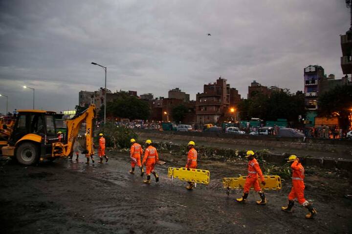 दिल्ली फायर सर्विस (डीएफएस) को अपरान्ह करीब 2.45 पर फोन आया. बचाव कार्य के लिए पांच जेसीबी मशीनों को मौके पर भेजा. डीएफएस के अधिकारी ने बताया,
