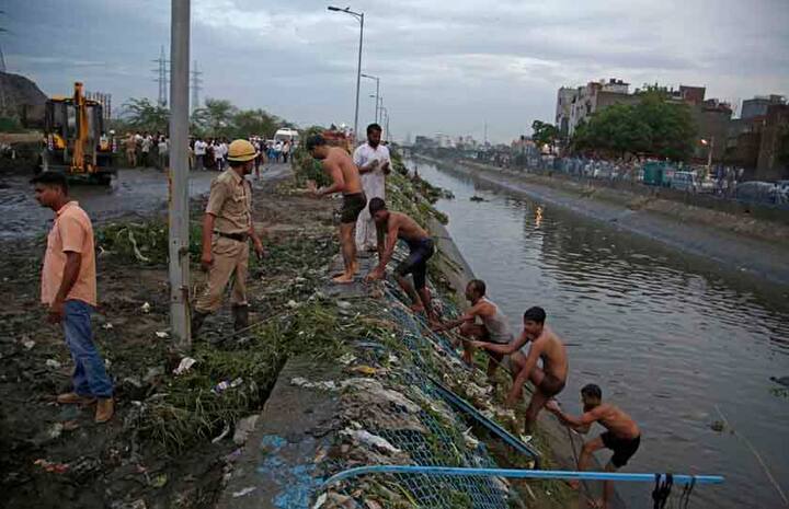 गाजीपुर में इस जगह कूड़ा डालने की शुरुआत 1984 में हुई थी. तब से अब तक ये कूड़े का ये पहाड़ 29 एकड़ तक फैल गया है. ऊंचाई कुतूबमीनार को छू रही है. इलाके के लोग यहां पहले से बदबू और जलते कूड़े के धुएं से परेशान थे. लेकिन अब इस कूड़े ने जान लेना भी शुरू कर दिया है.
तस्वीरें: एएफपी/एपी/पीटीआई