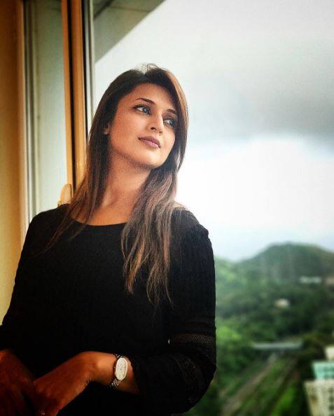 आपको बताते चलें कि एलटी बालाजी के बैनर तले बने इस शो के निर्देशक समीर कुलकर्णी और साहिल शर्मा हैं. इस सीरियल में दिव्यांका त्रिपाठी मशहूर 'इशिता भल्ला' का किरदार निभा रही हैं, जिसे फैंस खूब पसंद करते हैं. इसके अलावा सोशल मीडिया पर दिव्यांका काफी एक्टिव रहती हैं और वह इंस्टाग्राम पर सबसे ज्यादा फॉलो की जाने वाली टीवी एक्ट्रेस हैं.