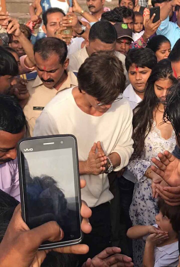 गणेश विसर्जन के दौरान शाहरूख के साथ बेटी सुहाना और बेटे अबराम भी मौजूद थे. (Photo: @TEAMSRK_ONLINE)