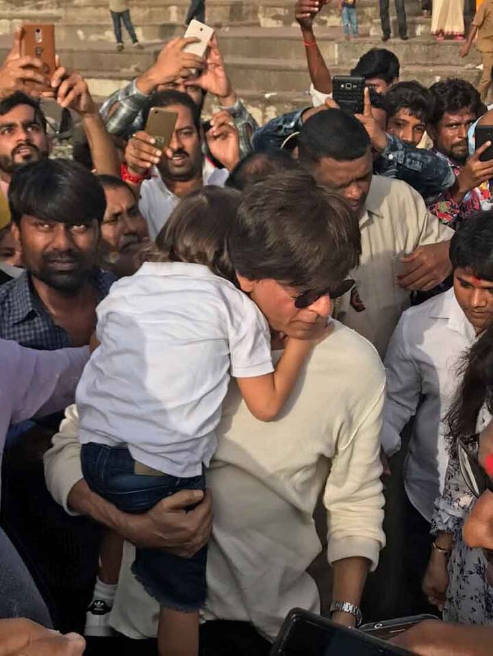 ये तस्वीरें शाहरूख खान के फैन क्लब ने सोशल मीडिया पर पोस्ट की हैं. (Photo: @TEAMSRK_ONLINE)