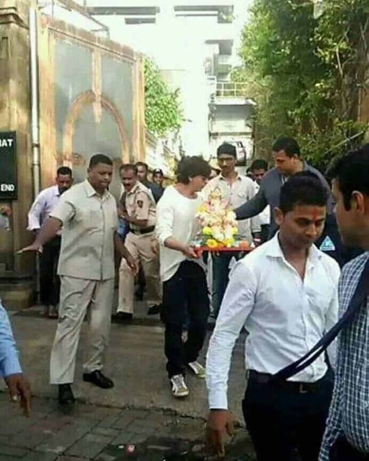 जब शाहरूख बप्पा को विदाई देने जा रहे थे ये उसी दौरान की तस्वीरें हैं. (Photo: @TEAMSRK_ONLINE)