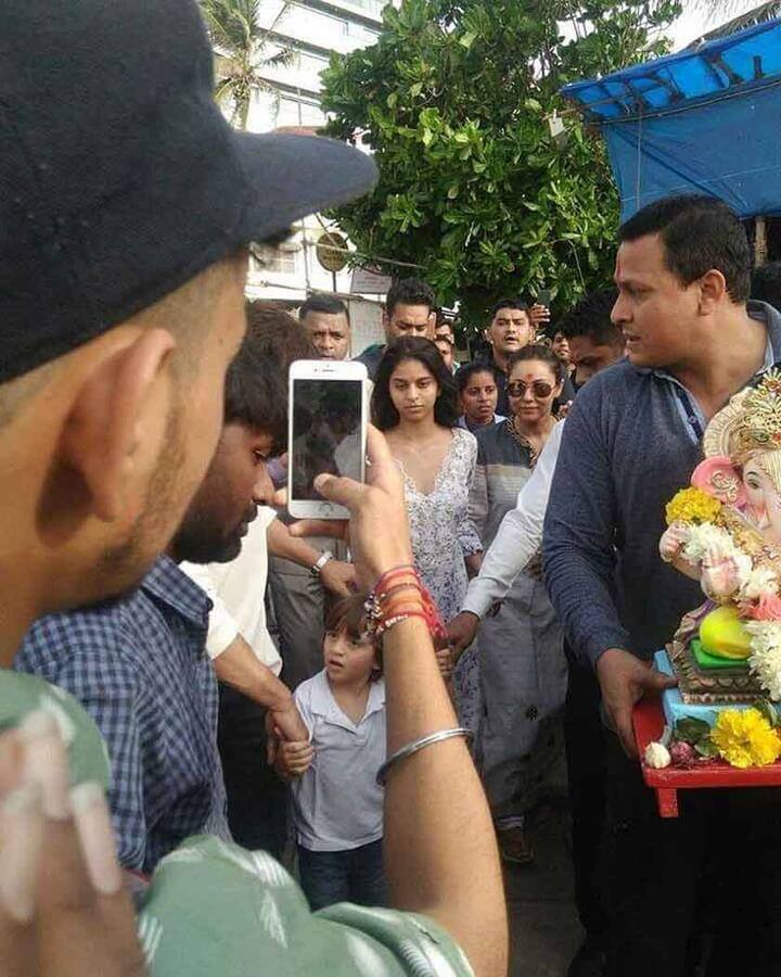 शाहरूख ने अपने बंगले मन्नत में ही गणेश बप्पा की पूजा अर्चना की. (Photo: @TEAMSRK_ONLINE)